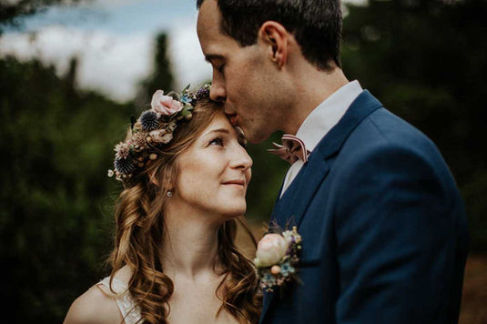 Brautpaar: Mann küsst Braut auf die Stirn, Hochzeit Haltern am See Seeblick, Naturkulisse.
