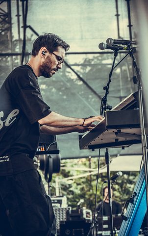Sertan İpek pianist performing on stage