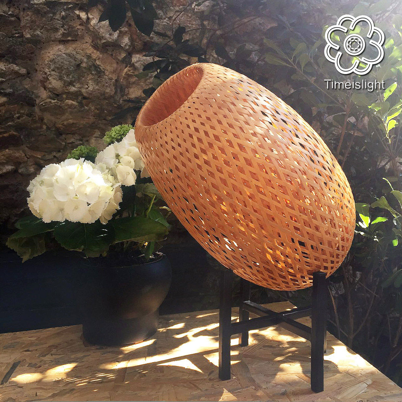 Lampe sur pieds avec Aba-jour en Bambou Tressé, avec variateur d'Intensité Lumineuse.