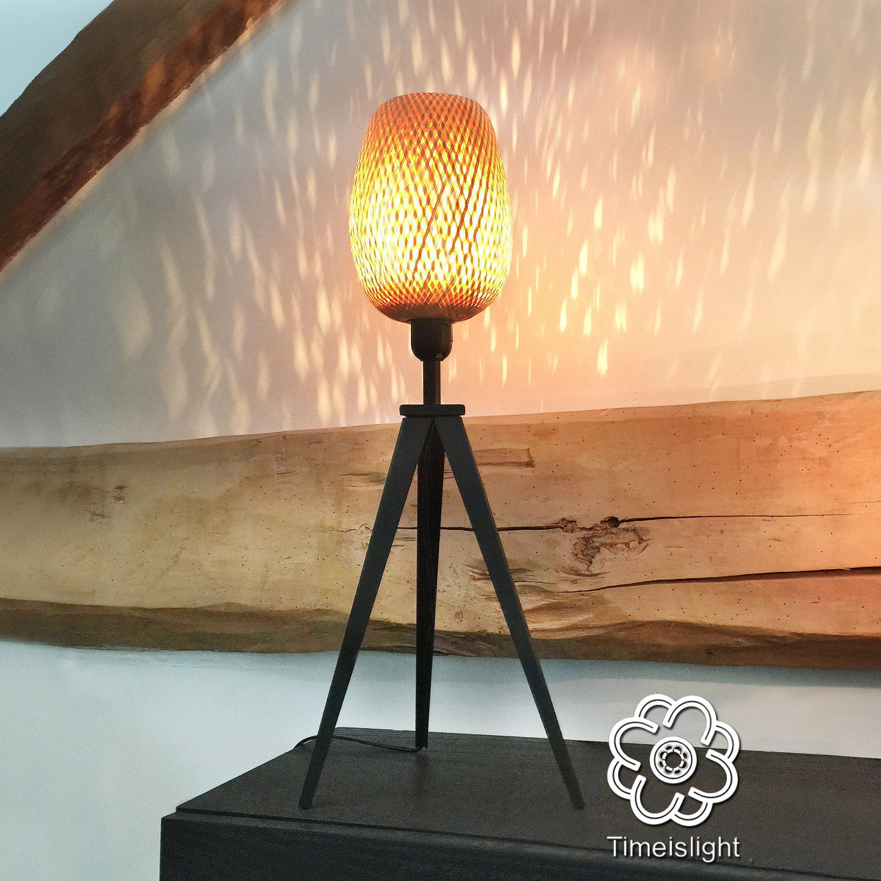 Lampe en Bambou Tressé double peau NID D’HIRONDELLE tripode, Tressage artisanal original et originel du Vietnam. Edition Timeislight.

Design occidental et artisanat asiatique, ce temps réuni ici.

Abat-jour en double peau de Bambou Tressé entièrement fait main.
Son spectre lumineux apaisant, diffuse à travers son fin maillage, une lumière tamisée, une douce atmosphère propice à la Création et ou, la Méditation.

Fiche technique :

- Ø 23,5 cm x H 61 cm.    

- Abat-jour en Bambou Tressé.

- Pied en métal laqué noir.

- Câble électrique : 105 cm

- Ampoule fournie "ECO HALOGENE" E27 à économie d'énergie 52W équivalent à 70W incandescent.

- Entretien :

Tous ces luminaires sont traités contre l'agression du soleil, de la lune et l'humidité car elles viennent directement du Vietnam et où l'humidité est bien sûr particulièrement prise en compte.
