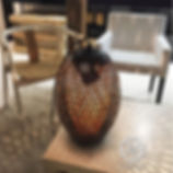 Lampe Baladeuse en Bambou Tressé double peau. Extérieur laqué noir. Design Jacques-Michel Bacqué & Lan Phan 2017, @timeislight. Une épure du Vietnam. Tressage artisanal original et originel. L'art Vietnamien et Français réunis.

Avec sa double peau en Bambou Tressé entièrement fait main, la baladeuse COCOON, est solide et légère.
Son spectre lumineux apaisant, diffuse à travers son fin maillage une lumière tamisée, une douce atmosphère propice à la méditation et ou, la création.

Fiche technique :

- 40 cm x 23 cm

- Abat jour en bambou tressé en double peau laqué noir

- Variateur d'Intensité Lumineuse

Grâce au Variateur d'Intensité, vous réglez la lumière selon vos besoins et faites des économies d'énergie.

- Câble électrique 190 cm

- Ampoule fournie HALO ECO transparente E27, Puissance : 70 W

- Entretien :

Toutes ces lampes sont traitées contre l'agression du soleil, de la lune et l'humidité car elles proviennent directement du Vietnam et où l'humidité est bien sûr particulière