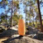 ROSEAU - Lampe en bambou - Une épure du Vietnam. Artisanat original et originel.

 

La lampe ROSEAU est branchée avec son allure contemporaine venant d'une épure traditionnelle du Vietnam. Sa légèreté et sa résistance grâce à ses fines lamelles en bambou naturel et son cordon lui confèrent une vraie nature nomade. Elle peut voyager et trouver sa place dans tous les espaces et se pose gracieusement sur tout support.

La lampe génère un éclairage unique et traditionnel avec sa forme et ses ombres produites. Elle suscite une atmosphère intime tout en restant naturelle et vous transporte ailleurs dans un univers exotique et ethnique, sans oublier son variateur d'intensité lumineuse.

La lampe ROSEAU est idéale pour un éclairage d’ambiance que ce soit dans un salon, une chambre ainsi que pour la décoration d’un hôtel ou d’un restaurant.

 

Fiche technique :

- Hauteur 55 cm

- Diamètre 23 cm

 - Variateur d'intensité lumineuse :

Grâce au variateur d'intensité, vous réglez la lumière selo