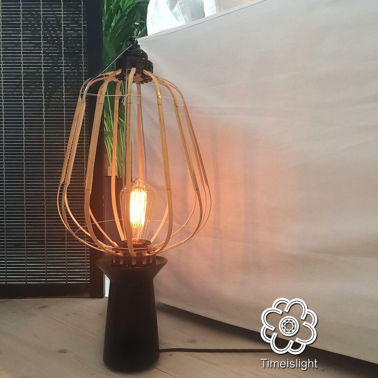 Lampe en bambou sur socle en grès noir avec variateur d'intensité lumineuse - H 55 x Ø 27 cm.