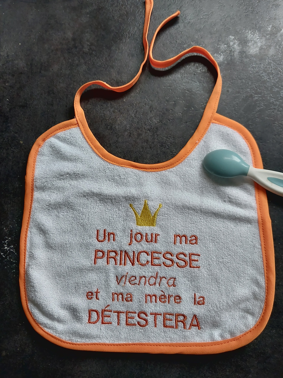Miniature : bavoir brodé un jour ma princesse viendra bambou fait main