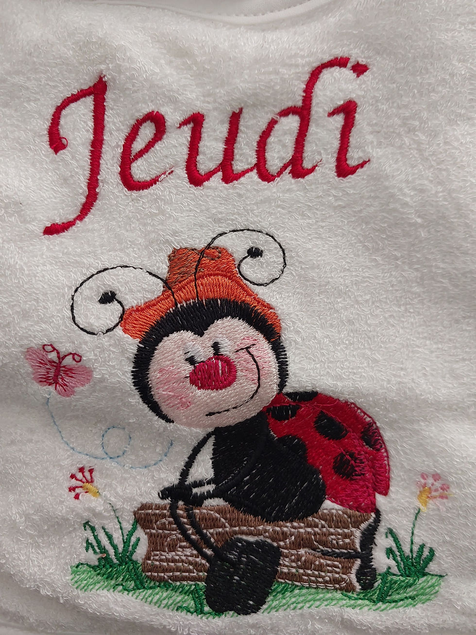 Miniature : coccinelle de la semaine brodée sur un bavoir en bambou