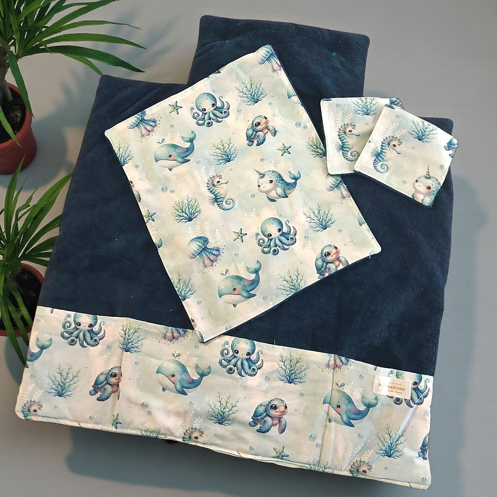 Vue en plongée d’un tapis à langer artisanal ouvert avec des accessoires de change posés dessus
