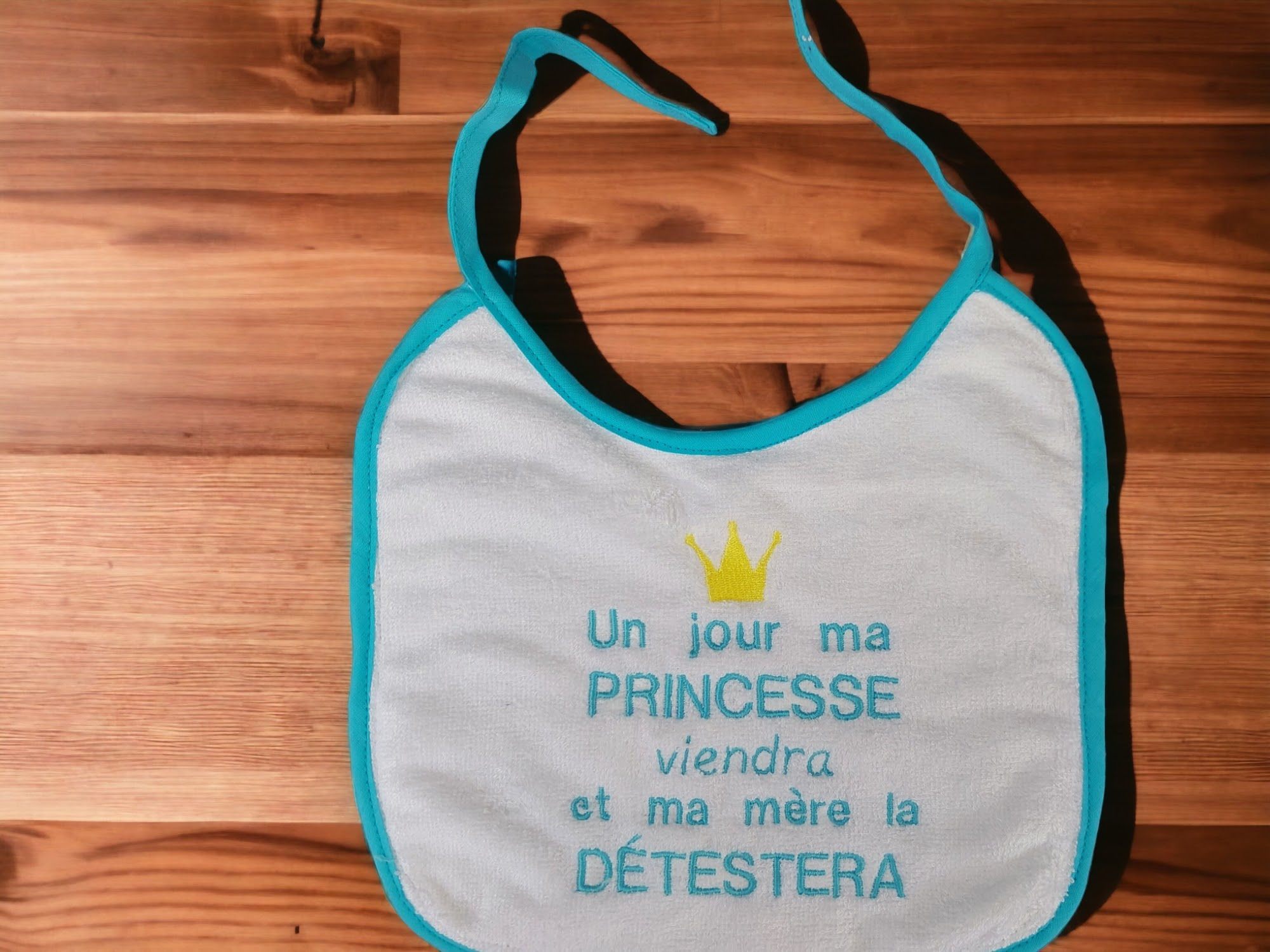 bavoir brodé un jour ma princesse viendra bambou fait main