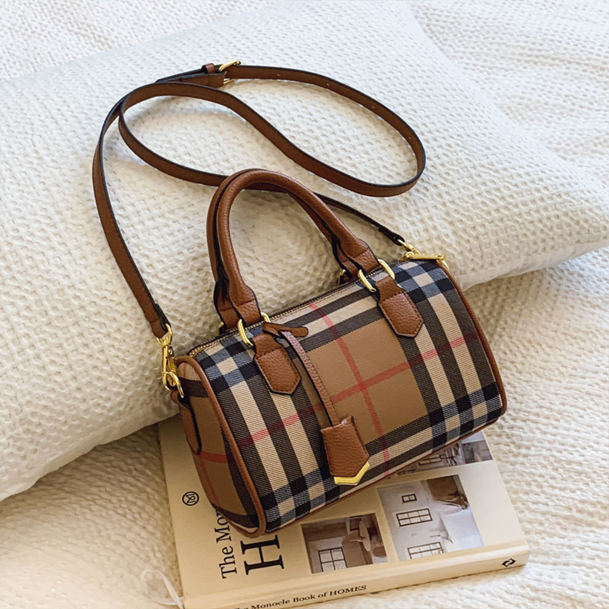 “Plaid pattern crossbody handbag with adjustable strap, stylish casual bag with classic design for everyday use”