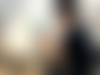 Vakman gebruikt een warmtebeeldcamera om een lekkage achter de badkamertegels op te sporen
