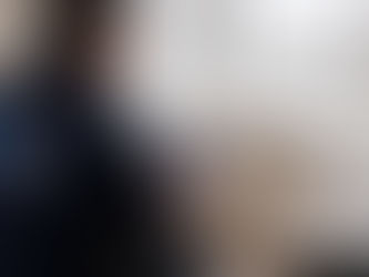 Specialist van Renz Jacobs Lekdetectie onderzoekt een vochtplek onder een raam met een warmtebeeldcamera om de oorzaak van de lekkage op te sporen.