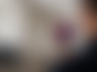 Monteur van Renz Jacobs Lekdetectie inspecteert vochtplekken en schimmel in hoek van plafond en muur met een thermische camera; koffer met logo staat op vensterbank ernaast.