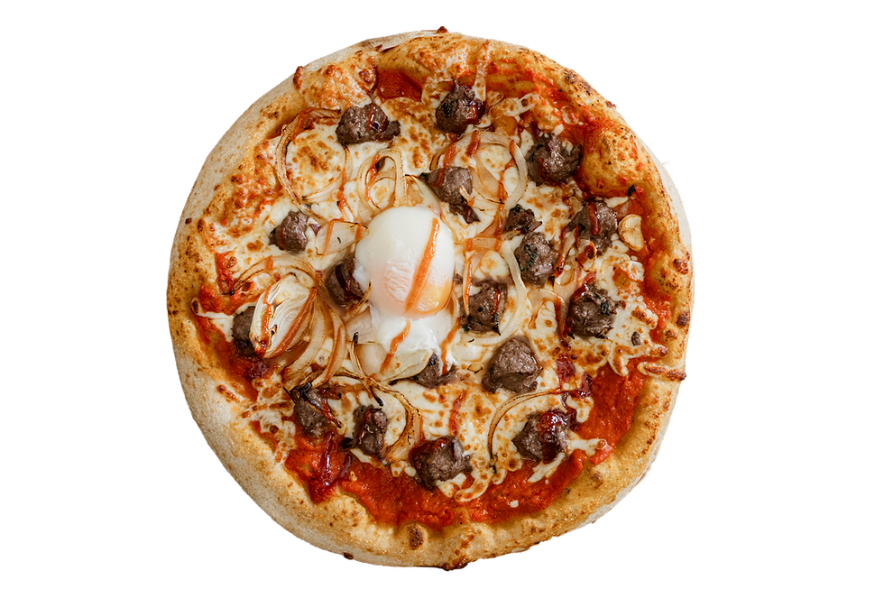 Pizza aux oignons, boulettes de viande et œufs mollets