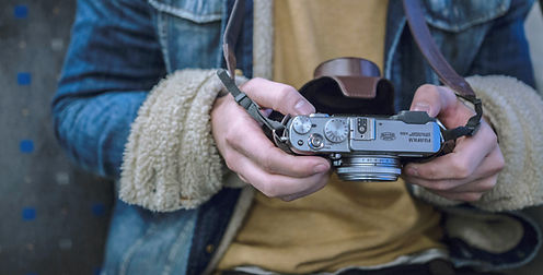 mãos de um fotógrafo profissional com uma câmera