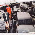 Autobatterie und Überbrückungskabel