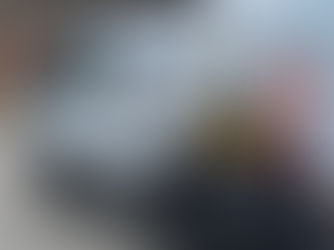 Ein Beschrifteter Transporter mit Aluca ausbau