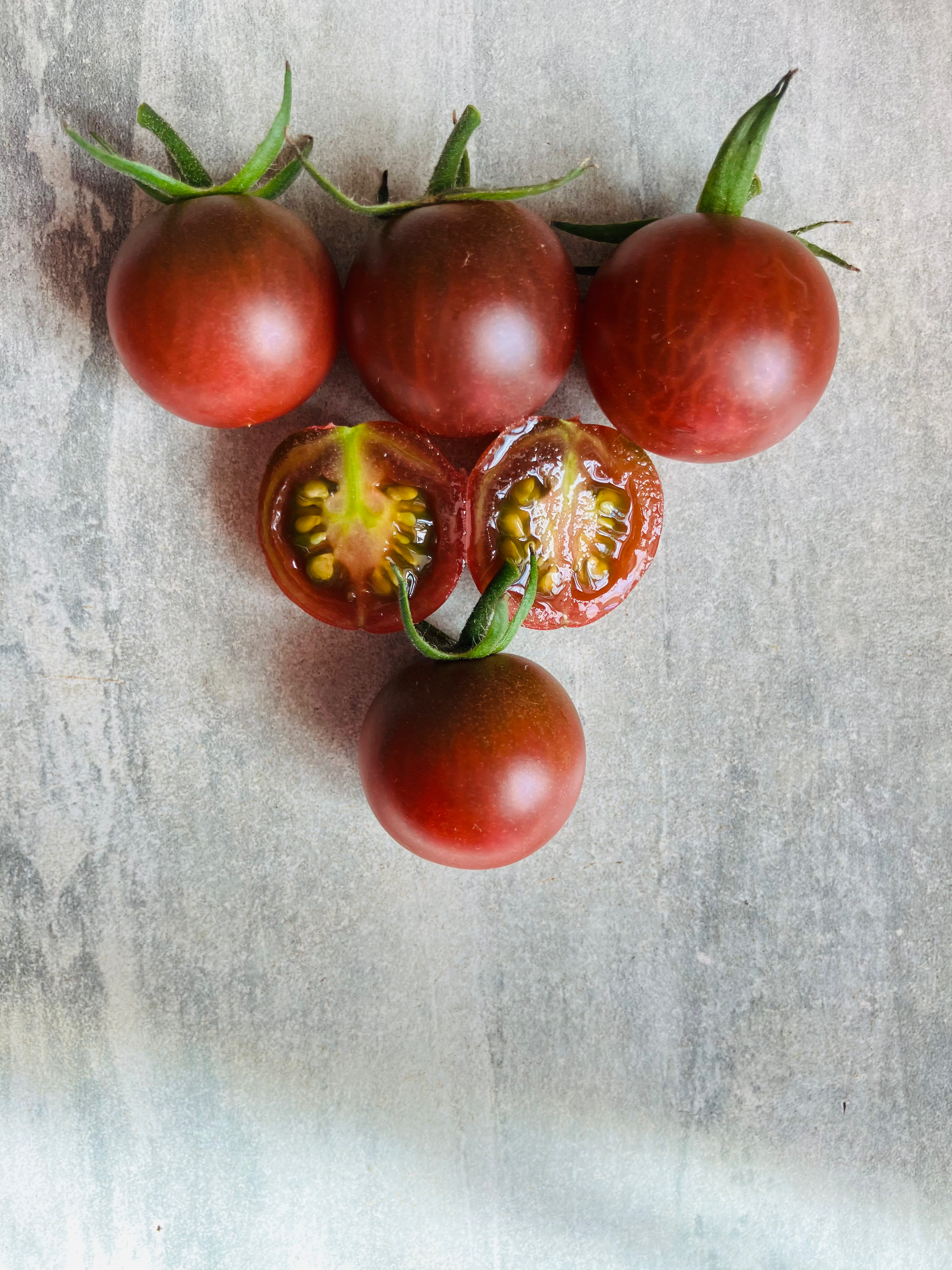 Graines de tomate cerise noire de Layon - tomate cerise noire et productive -  semences reproductibles - Les jardins de valou