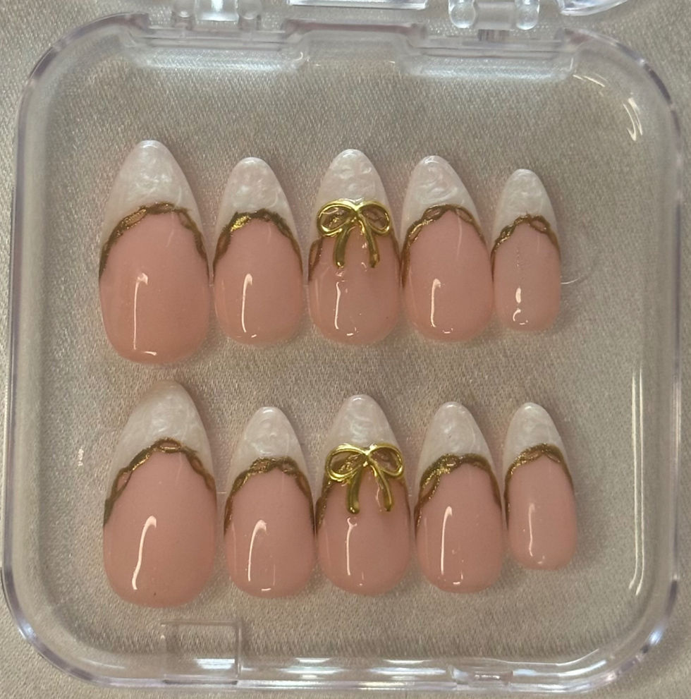Thumbnail: Golden Lace – Press-on Nail Set