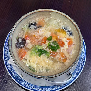 Potage aux oeufs et légumes