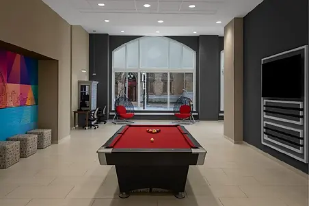 Home2Suites-Tru_Shell_Lounge4_Campo-01.webp