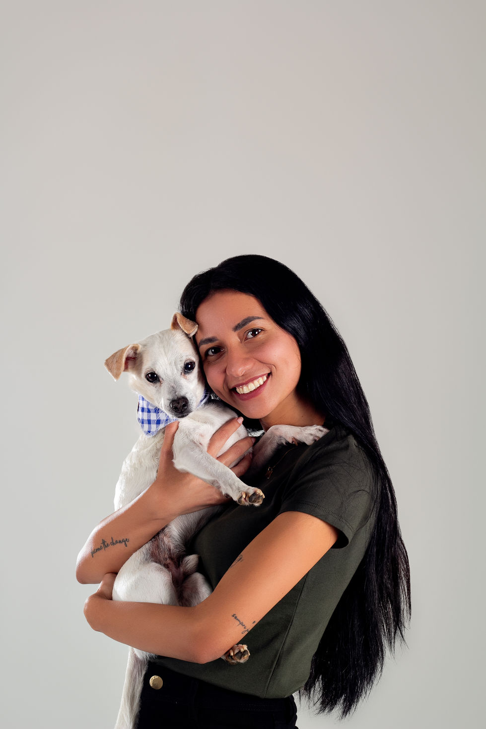 Retrato pet em estúdio com luz suave e fundo neutro — Duetto Fotografia Pet