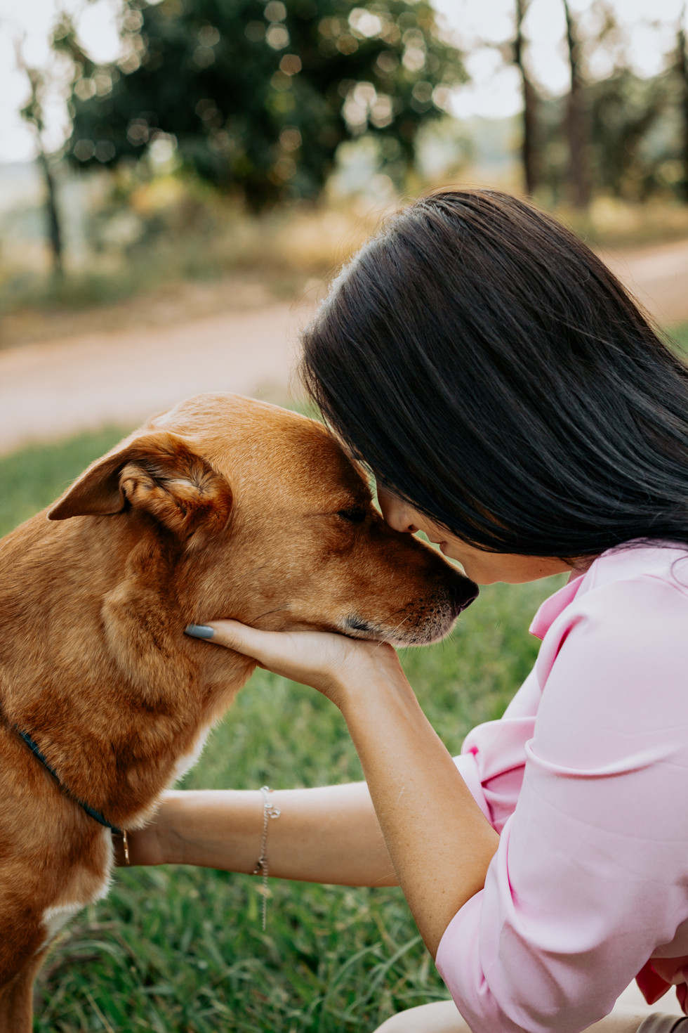 “ensaio pet de despedida com cachorro e tutora em momento de carinho