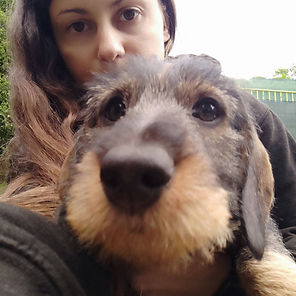 Cristina con un cucciolo di Bassotto a pelo duro