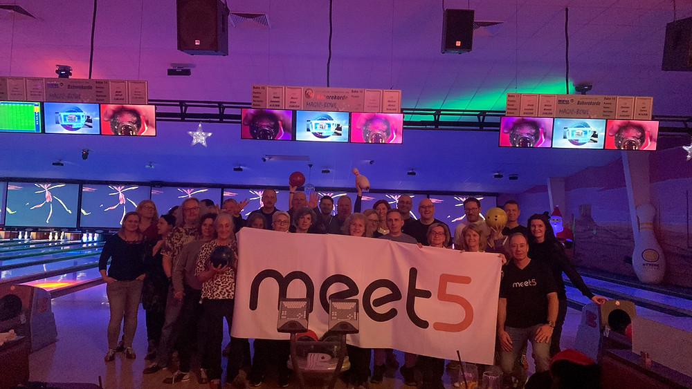 Meet5 Gruppe mit Banner