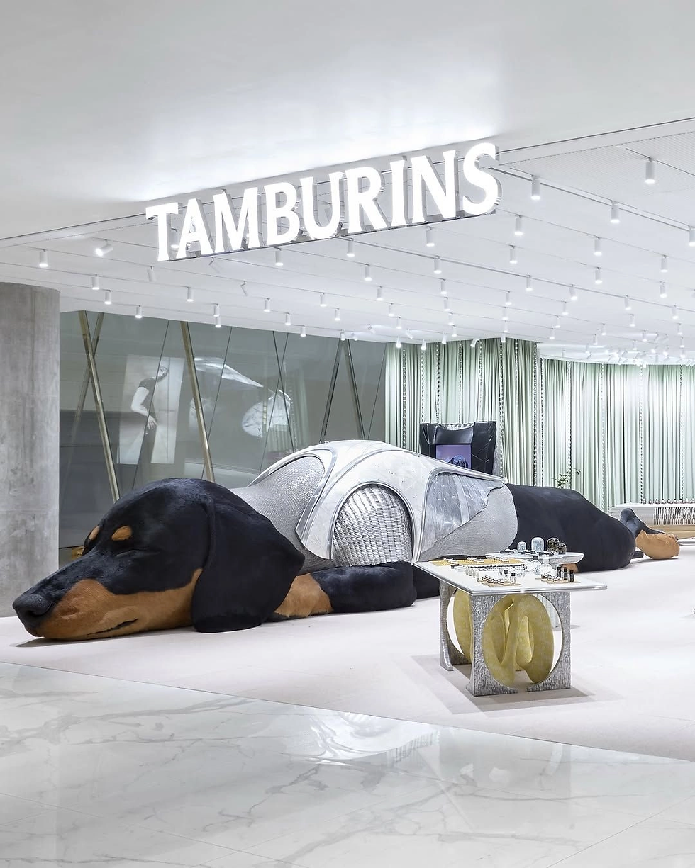 Tamburings store, big dog sculpture