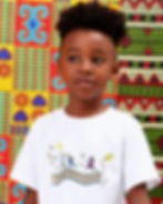 Criança negra com camiseta branca estampada