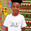 Miniatura: Criança negra com camiseta branca estampada