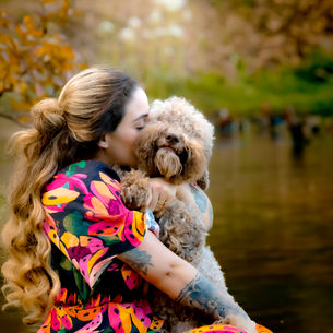 lagotto sendo beijado pelo seu tutor
