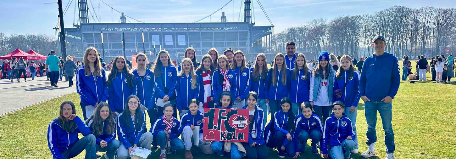 Informationen zum Juniorinnen-Bereich: Teamfoto vor Stadion 1 FC Köln
