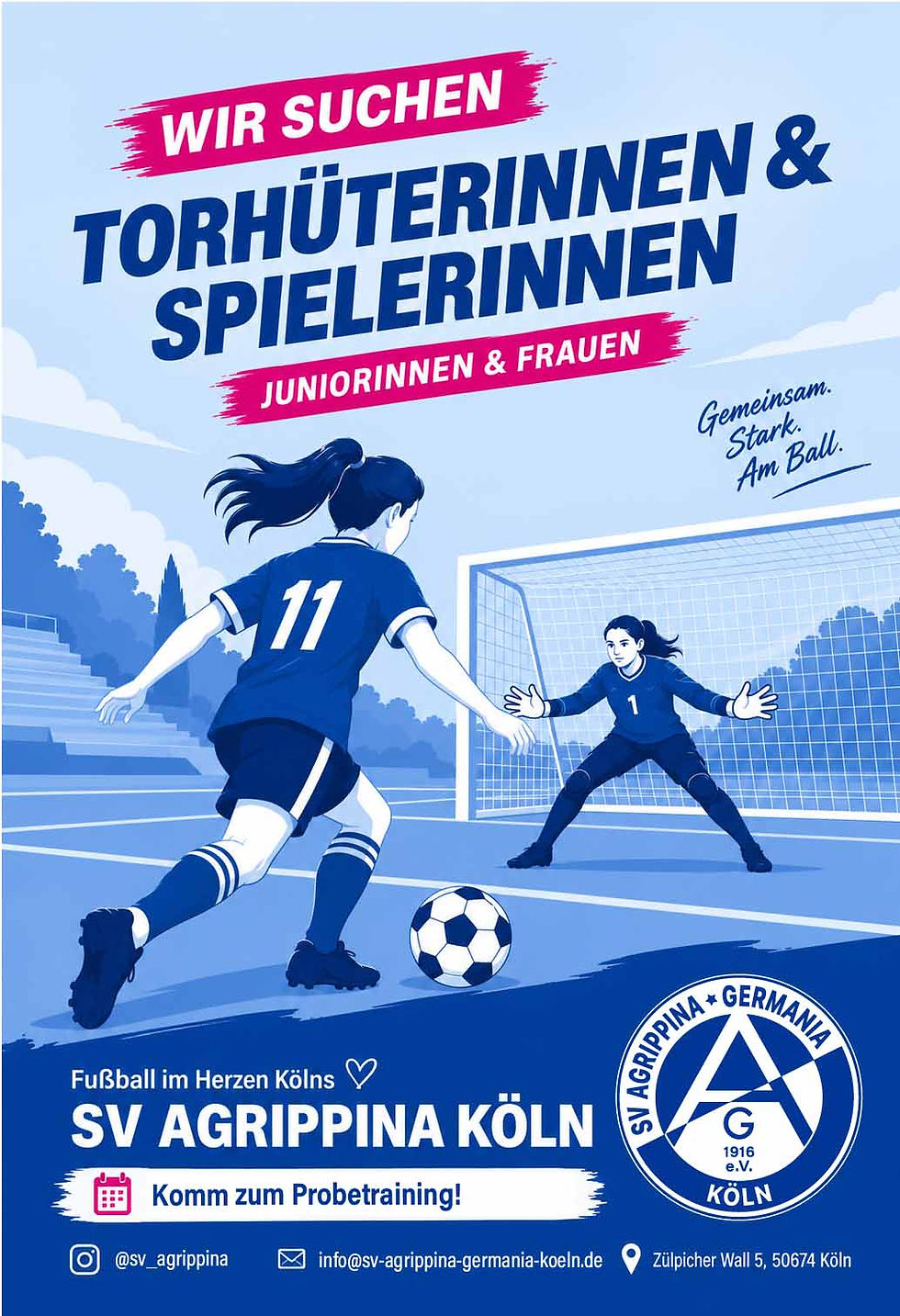 Eine Spielerinnen mit Ball dribbelt auf eine Torhüterin im Tor zu