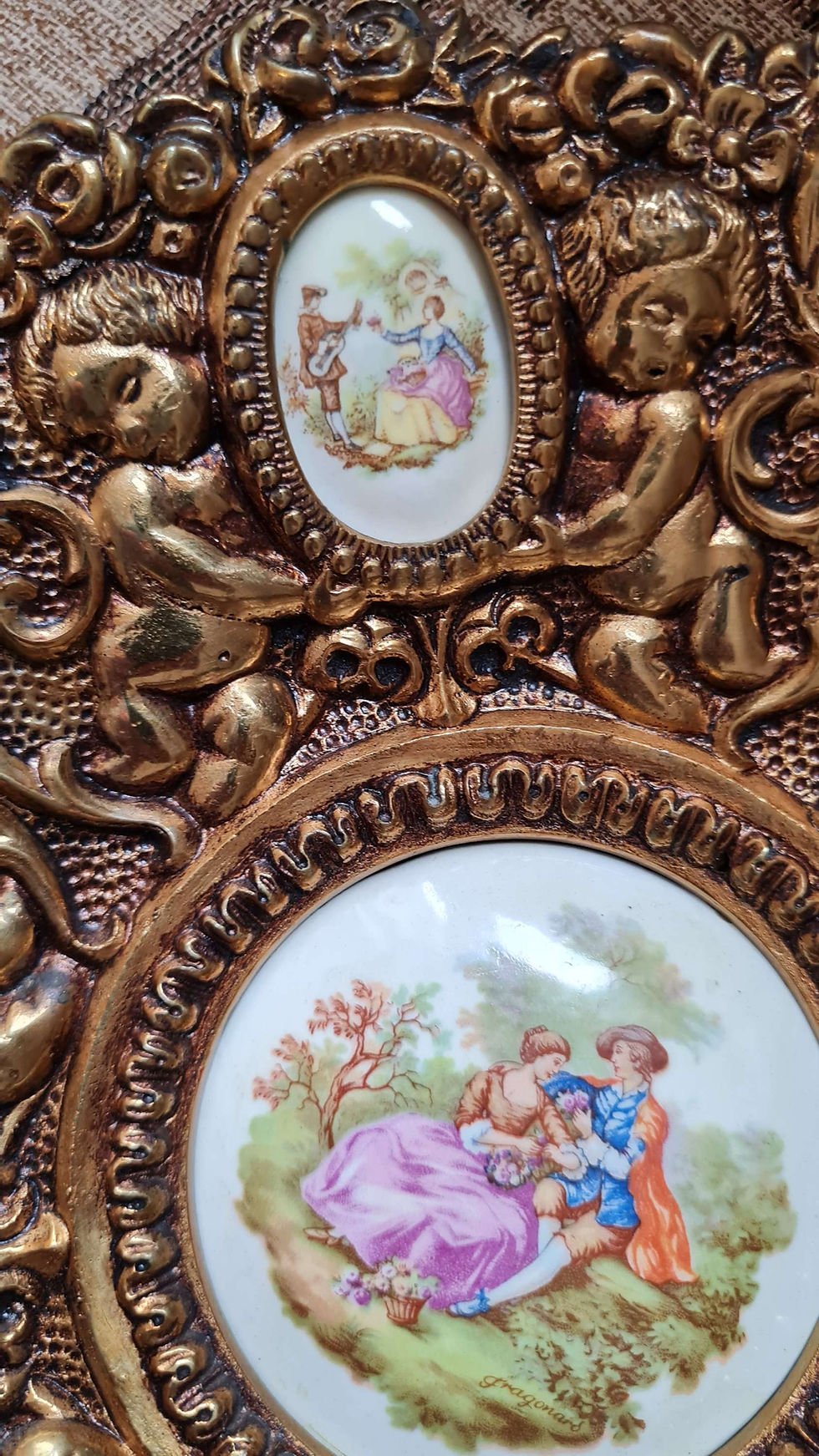 Miniatura: Platos decorativos de bronce y porcelana