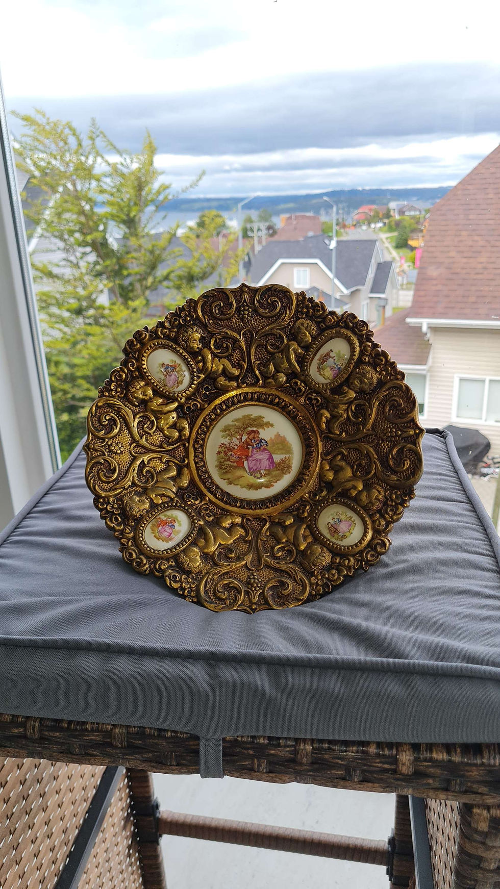Miniatura: Platos decorativos de bronce y porcelana