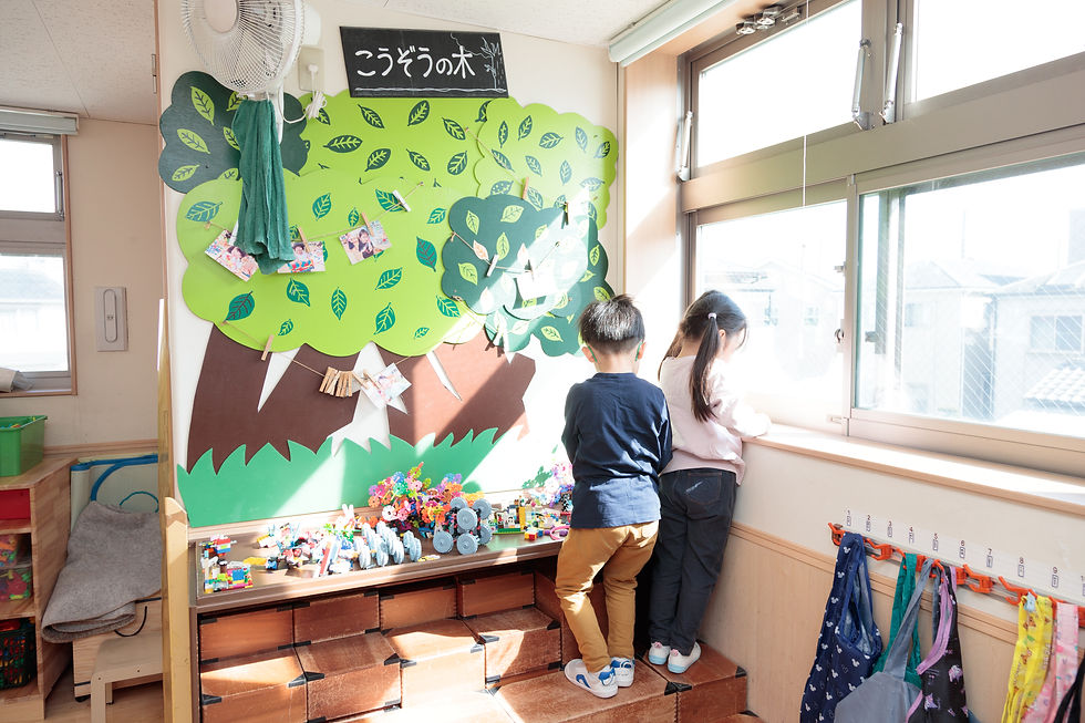 窓際で遊ぶ園児_イメージ