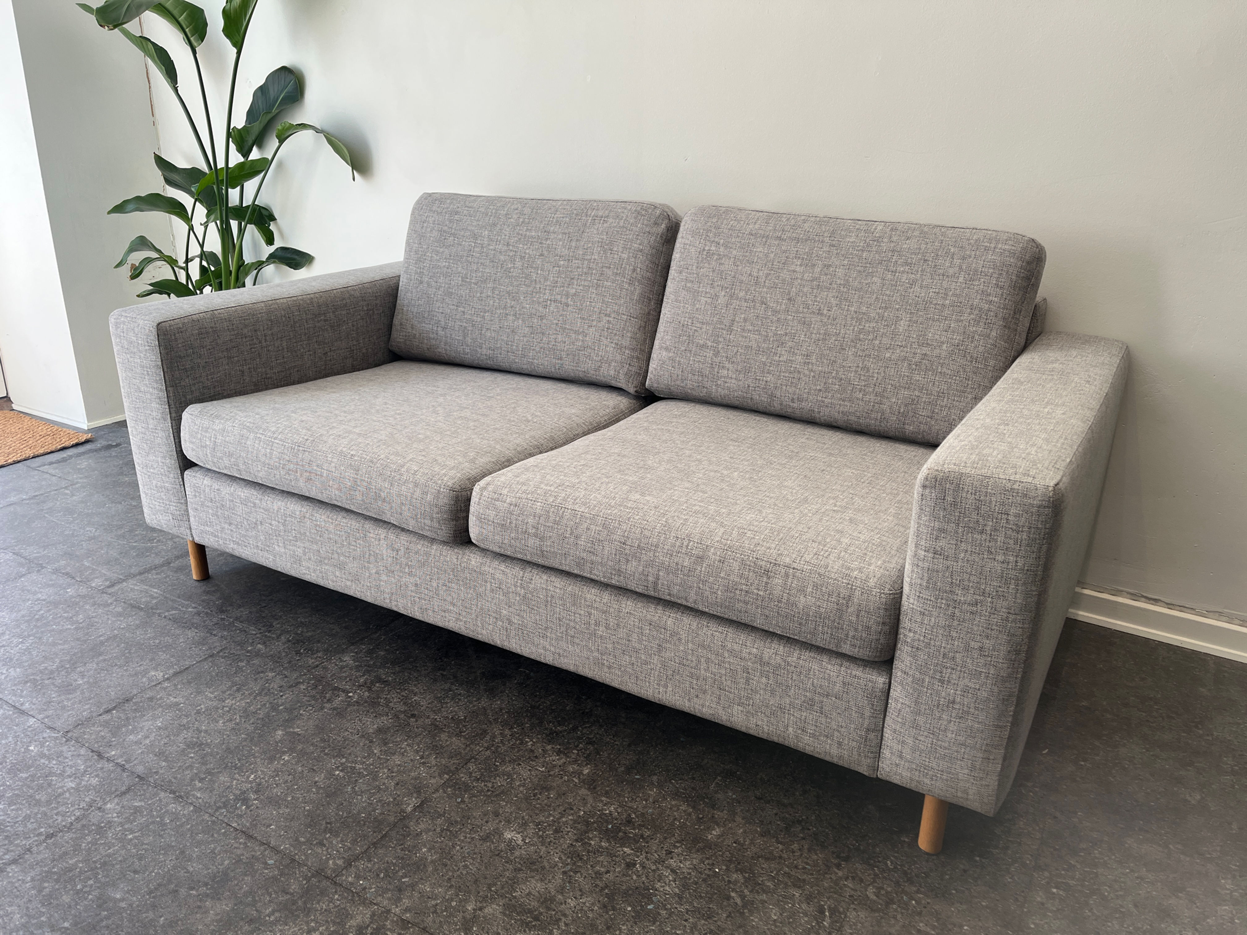 Petra - Bolia Scandinavia 2 personers lysegrå brugt sofa