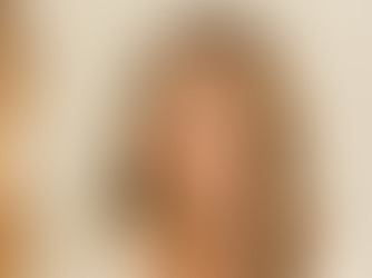 אישה יפה השתמשה בקרם טבעי למיצוק עור הפנים.