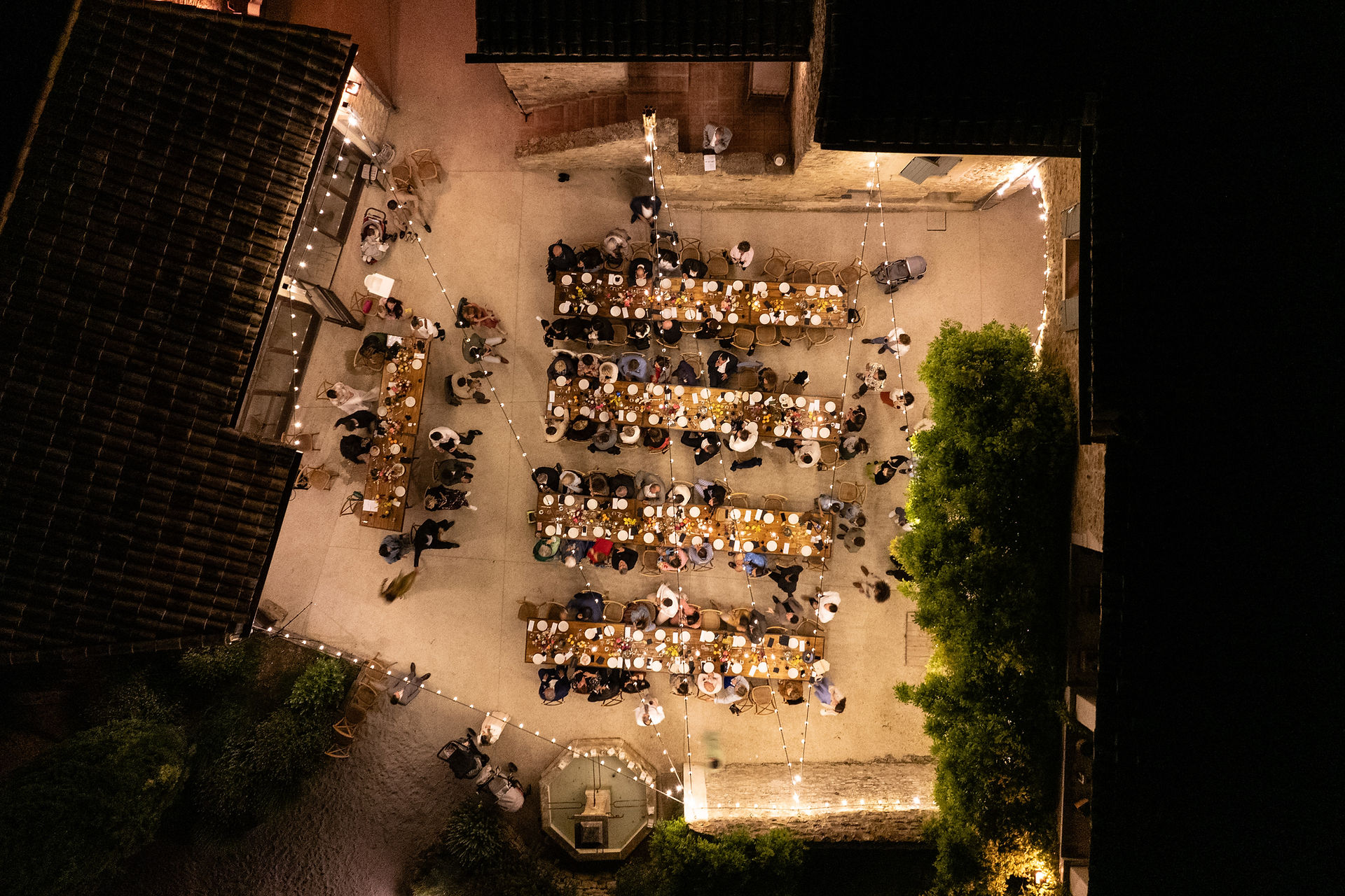Diner dans la cour du village