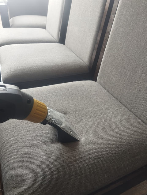 Proceso de lavado y limpieza de muebles 