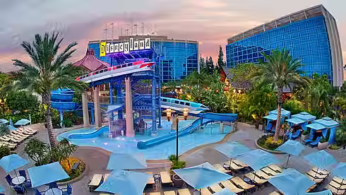 pools-disneyland-hotel-04.avif