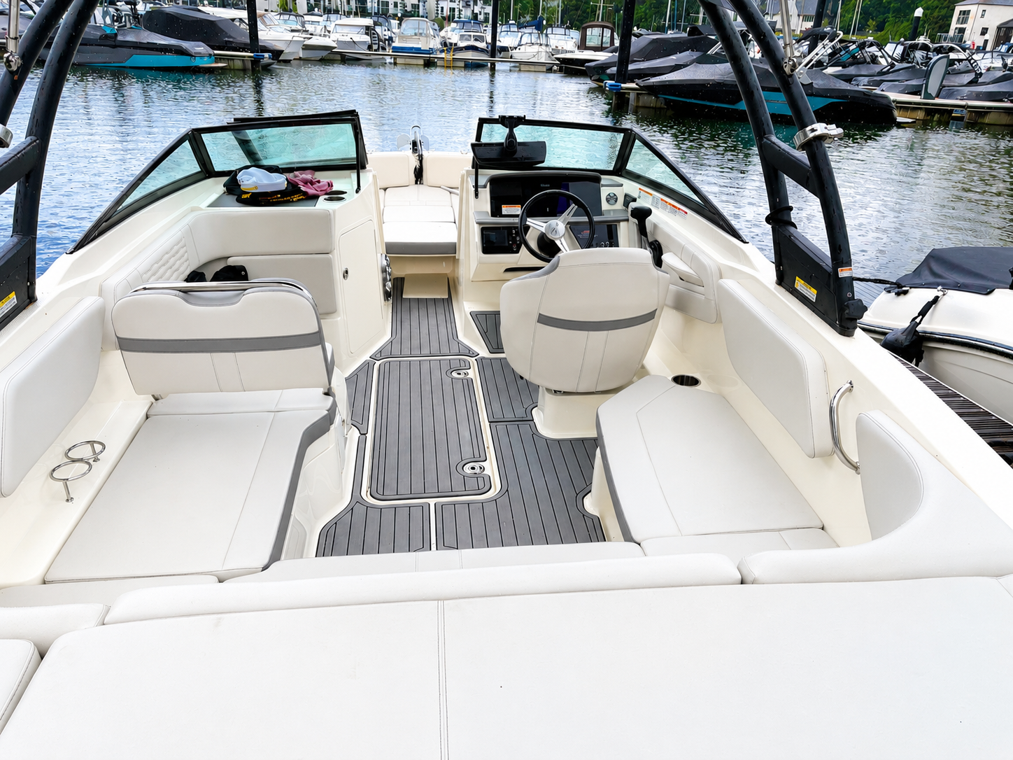 2022 Sea Ray SPX 210 image 4