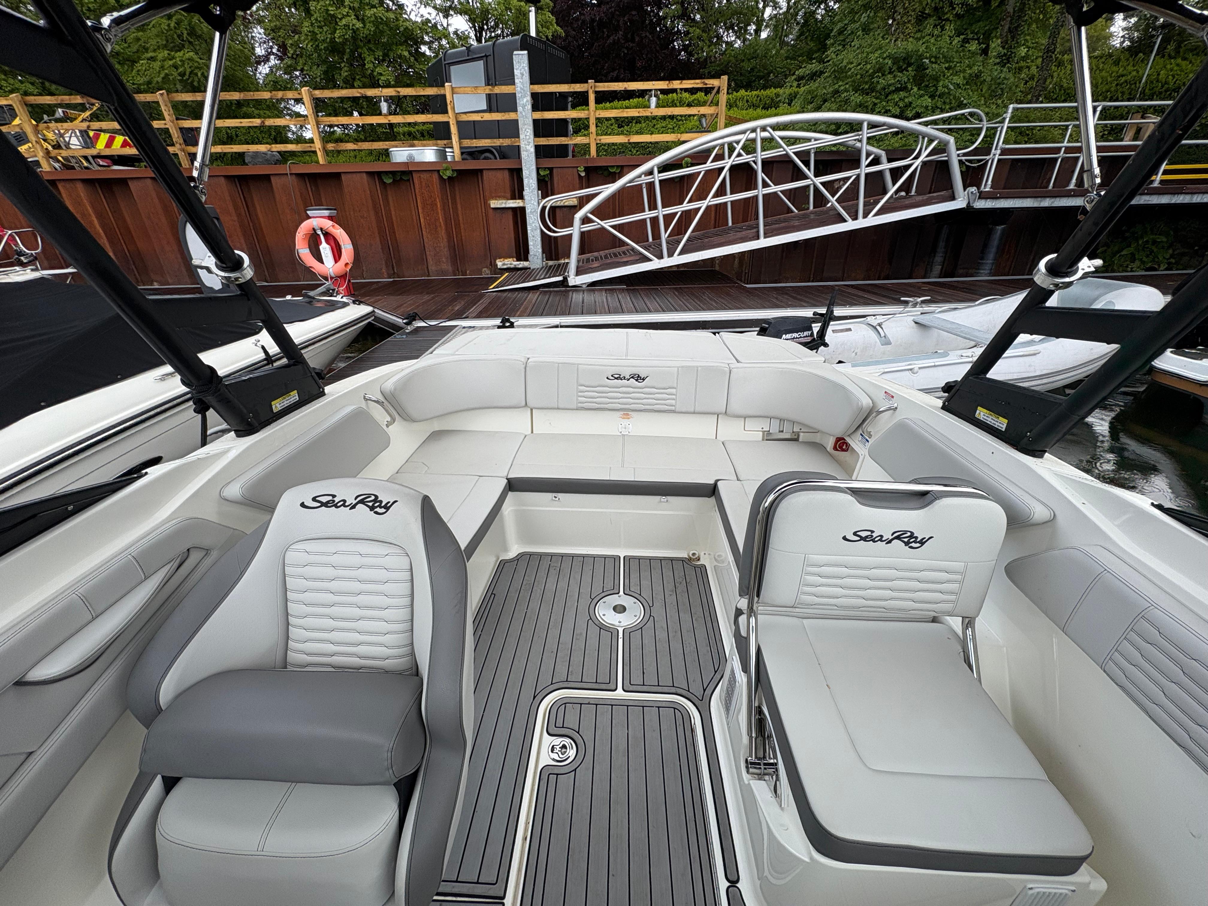 2022 Sea Ray SPX 210 image 6