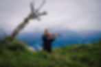 Drei Musiker spielen bei einem Wanderkonzert in den Alpen.