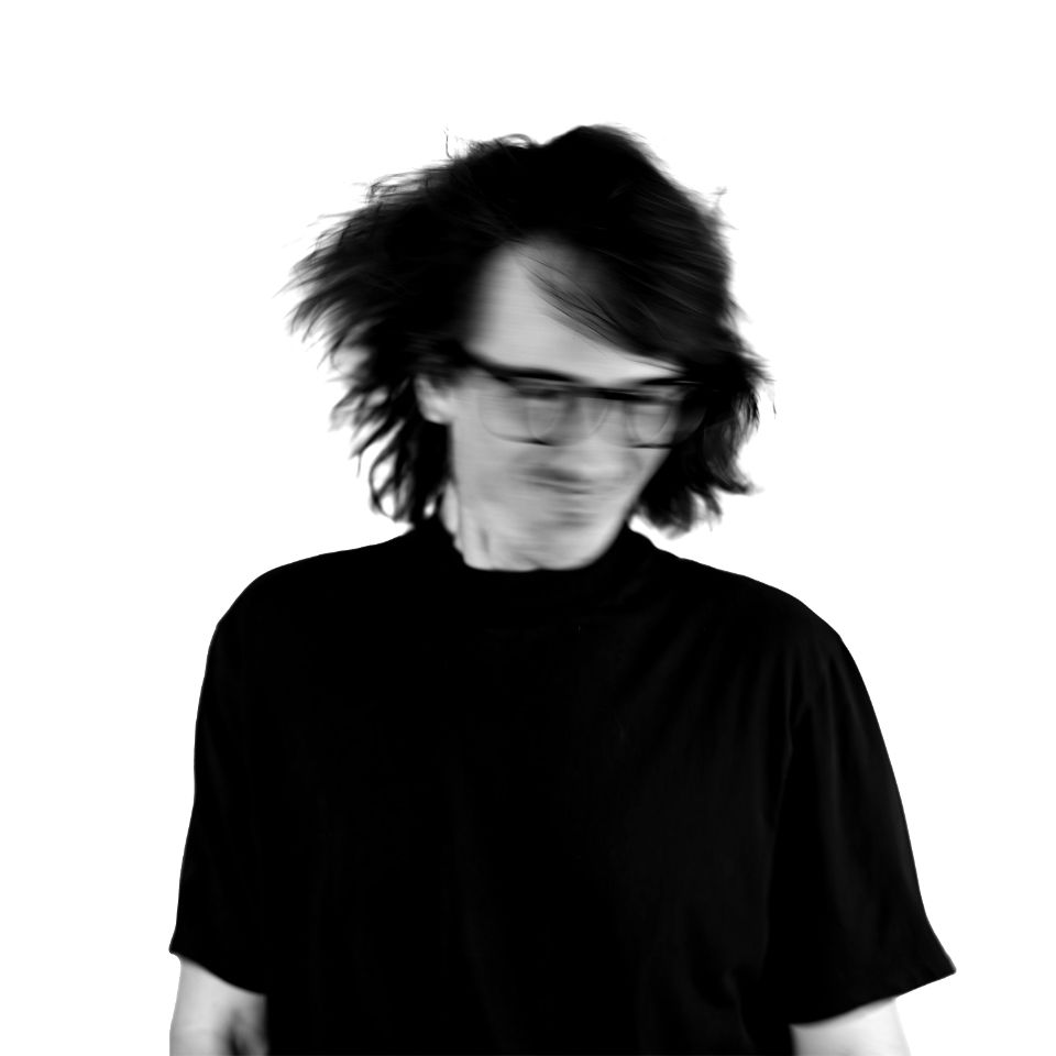 Mann mit Brille und schwarzer Kleidung, auf weißem Hintergrund Foto von Stef