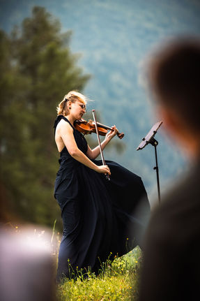 Musikalische Wanderung auf den Telfer Wiesn: Konzertbilder mit Geigerin Annette Fritz in Tirol.