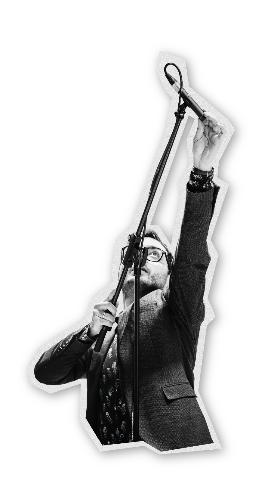 Sascha Etezazi als Paper-Cut-Out, wie er ein Mikrofon richtet.