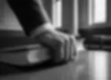 Hand eines Anwalts auf Rechtsbuch