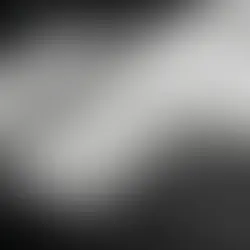 Schwarz-weiß-Bild von Händen, die ein Dokument mit dem Wort "Erbschaftssteuer" halten. Der Hintergrund ist unscharf. Ernsthafte Stimmung.