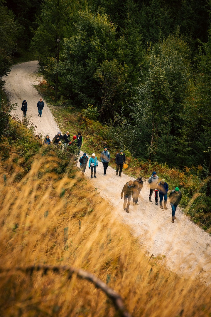 Fotogalerie vom Wanderkonzert mit Annette Fritz (Violine), Natania Hoffman (Cello) und Žilvinas Brazauskas (Klarinette), die die einzigartige Verbindung von Musik und Natur zeigen.